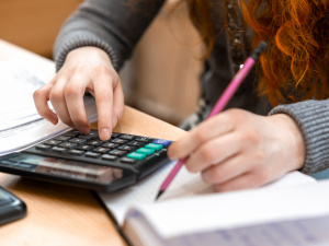 Майже мільярд: в області порахували, скільки коштів направили на зарплати, стипендії і соцвиплат