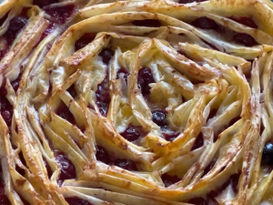 Вишневий смак літа в легкому пирозі з філо - фото скріншот з відео