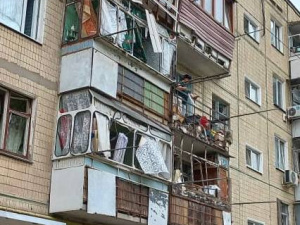 Горіло пшеничне поле та пошкоджена пʼятиповерхівка: росіяни атакували безпілотниками Дніпропетровщину