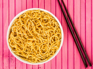 Смажена локшина — проста і смачна страва китайської кухні (рецепт)