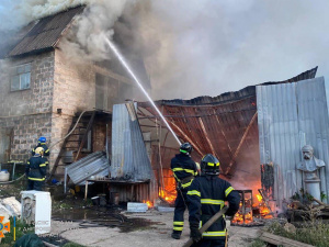 У Кривому Розі рятувальники ліквідували займання гаража та господарчої споруди