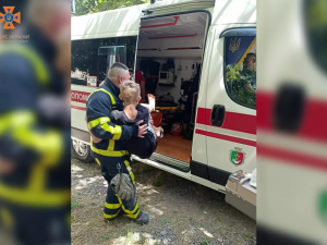 Наступив ногою на цвях: у Кривому Розі рятувальники допомогли дитині