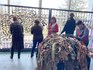 Немає маленької допомоги, внесок кожного веде до перемоги: мешканці Широківської громади плетуть маскувальні сітки