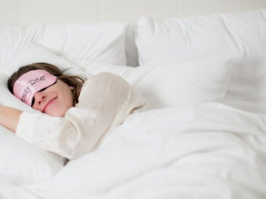 Чому не можна спати ногами до дверей: повір’я та забобони