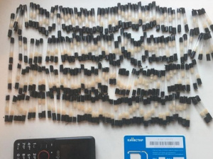 Криворізькі поліцейські вилучили у чоловіка 200 трубочок з метамфетаміном