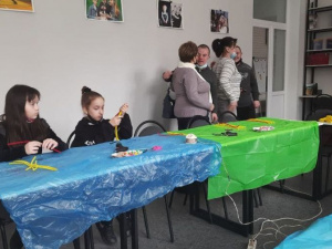 Прямо зараз: школярі Кривого Рогу проходять творчий майстер-клас спільно із сонячними дітьми