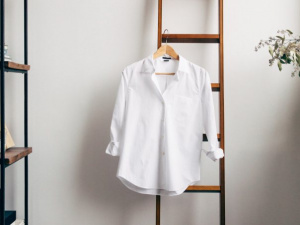 Як прибрати жовтизну з коміра сорочки: корисні поради