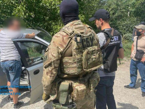 На Дніпропетровщині затримали чоловіка, який підробляв документи для виїзду за кордон