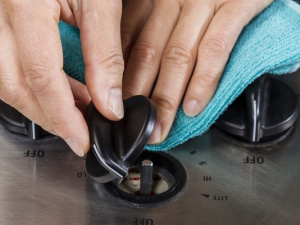 Як очистити ручки плити від жиру та бруду: прості способи