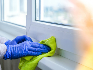 Чим відмити пластикове підвіконня від жовтизни: корисні поради