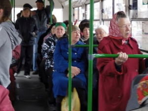 Пасажирів поважного віку 60+ мер просить утриматись від поїздок у громадському транспорті без нагальної потреби