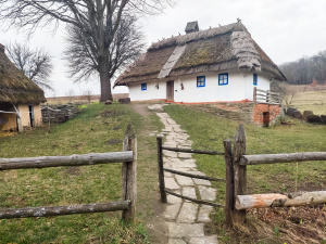На фото Національний музей народної архітектури та побуту України