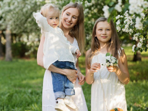 Мати з дітьми в садку - фото з відкритих джерел