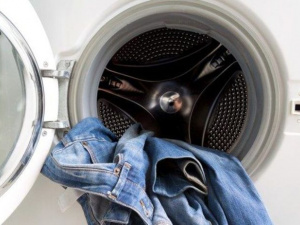 Прості лайфхаки для прання темних джинсів без складок і плям: корисно