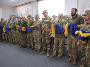 Юні криворіжці передали військовим та рятувальникам прапори і обереги