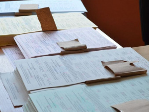 Криворожане воспользовались правом заменить испорченный бюллетень на выборах