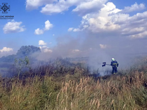 Дніпропетровщина у вогні: надзвичайники продовжують боротьбу з пожежами, які нищать екосистеми регіону