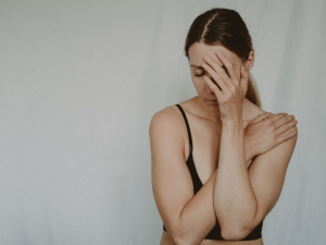 Дівчина тримається за голову - фото з відкритих джерел