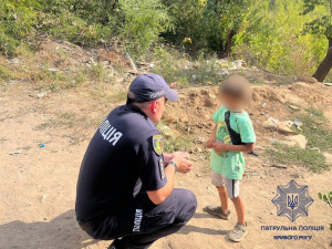 Гуляв по місту сам: криворізькі патрульні знайшли загубленого мандрівника біля дороги