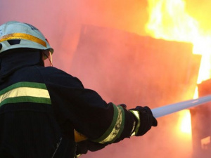 Рятувальники продовжують гасити пожежу у Новомосковському районі, що сталася через ракетну атаку