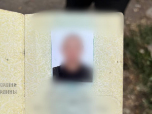 Криворізькі патрульні виявили у чоловіка паспорт громадянина України з ознаками підробки