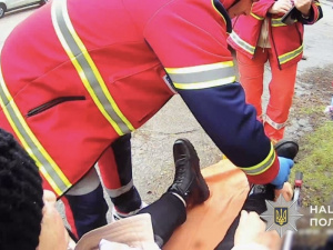 Посковзнулась на льоду: на Дніпропетровщині поліцейські врятували пенсіонерку