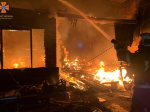 Вночі у Покровському районі палала будівля: що сталося