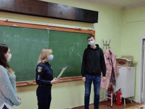 Два криворіжця врятували життя людині, яка впала з інвалідного візка 