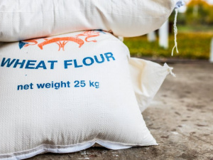 Благодійники передали для мешканців Дніпропетровщини майже 10 тис мішків борошна