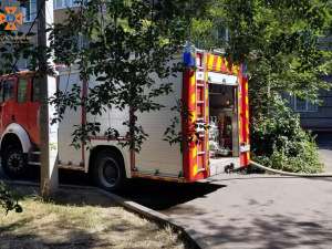 У Кривому Розі через пожежу у даху багатоповерхівки утворилася діра (фото)