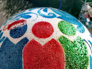 Криворіжців запрошують на майстер-клас «Розпис новорічної кульки петриківкою»