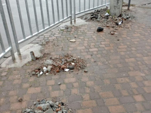 Паркан поставили, а сміття не прибрали: криворіжці скаржаться на якість благоустрою