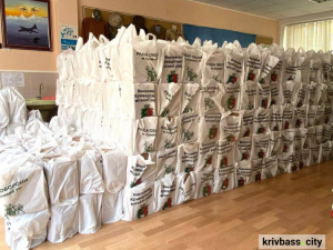 Криворіжці отримають 260 тисяч продуктових наборів: триває видача допомоги від міста