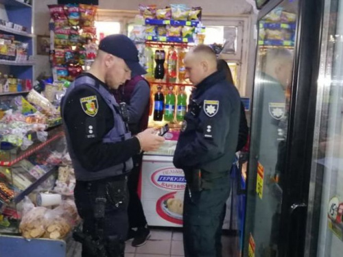 В Кривом Роге продавец продуктового магазина получил штраф за продажу алкоголя несовершеннолетнему