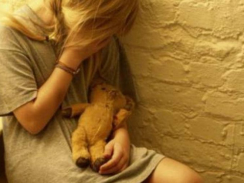 На Днепропетровщине родной дедушка насиловал 9-летнюю внучку