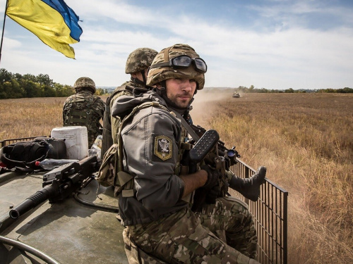 Українські військові на броньованій техніці, прапор України - фото з відкритих джерел 