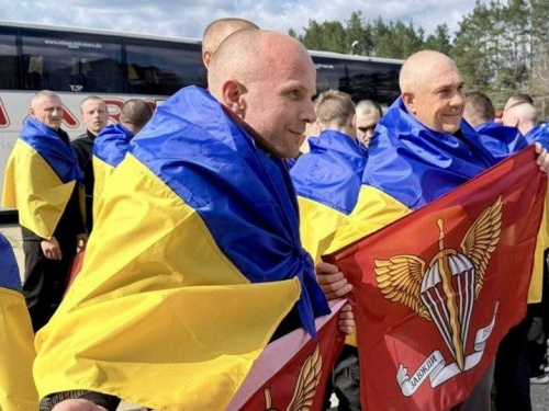 Нарешті на рідній землі: під час обміну 24 квітня додому повернулися 22 захисники з Дніпропетровщини