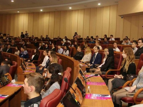 Муниципальные стипендии и награды вручили студентам Кривого Рога в преддверии праздника (фото)