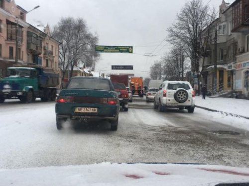 В Кривом Роге продолжается борьба со снегом (ФОТО)