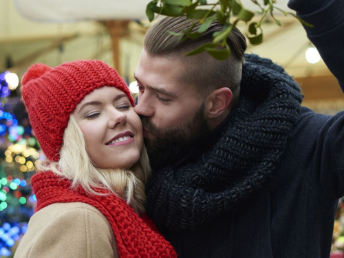 Чому цілуються під омелою: історія, прикмети та правила ритуалу - фото з відкритих джерел