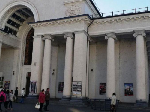 Фасад городского театра имени Шевченко в Кривом Роге обезобразили пауки (ФОТО)