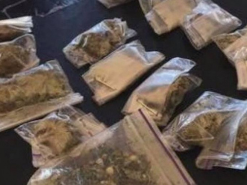 В Кривом Роге полиция задержала двух мужчин с наркотиками (фото)