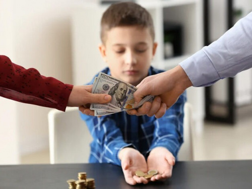 Як стягнути аліменти, якщо один з батьків проживає за кордоном, фото ілюстративне