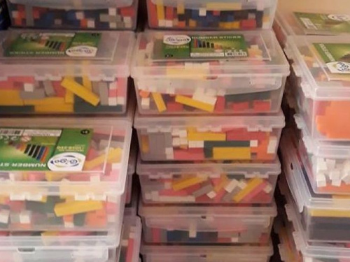 НУШ в Кривом Роге: школы получили первую партию обучающих материалов для первоклашек (ФОТО)