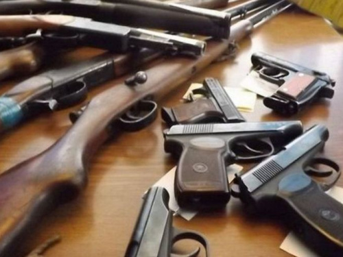 В Кривом Роге 25 человек освободили от уголовной ответственности за хранение незаконного оружия и боеприпасов