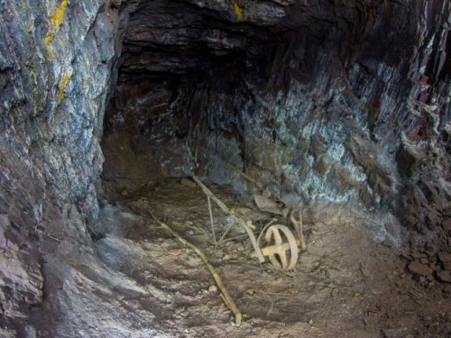 В Кривом Роге в одной из заброшенных шахт были найдены вещи дореволюционной эпохи (фото, видео)