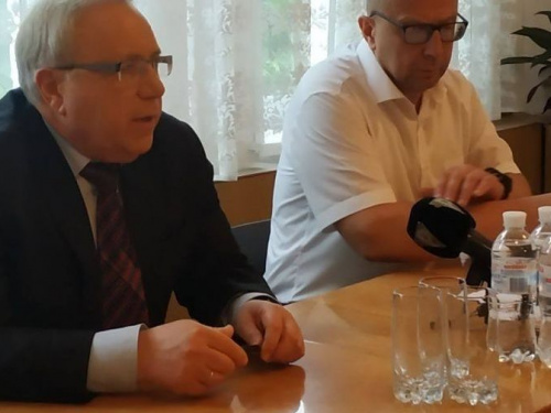 В Кривом Роге мэр провел оперативное совещание с персоналом и родителями гемотологичного отделения