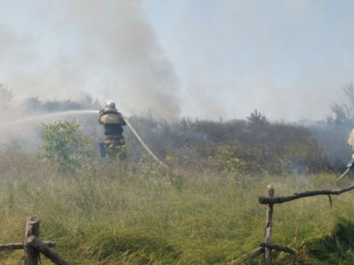 На Днепропетровщине спасатели дважды тушили пожар - огонь охвати четыре гектара земли (фото)