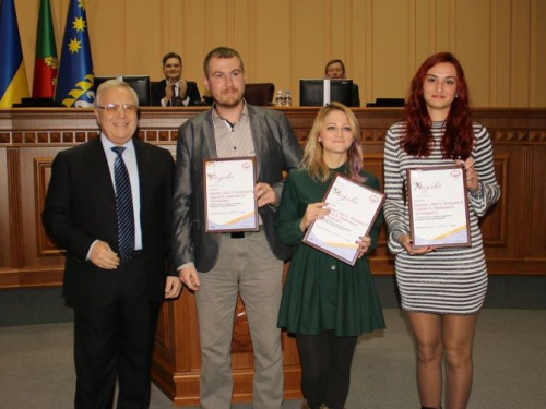 В Кривом Роге вручили сертификаты победителям конкурса "Общественный бюджет" (фото)