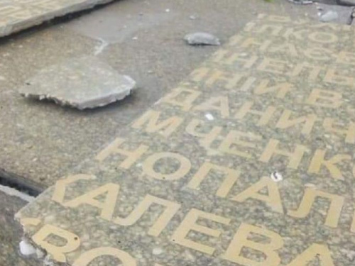 «Антипобеда»: в центре Кривого Рога на куски разваливается памятник воинам Великой Отечественной (фото)